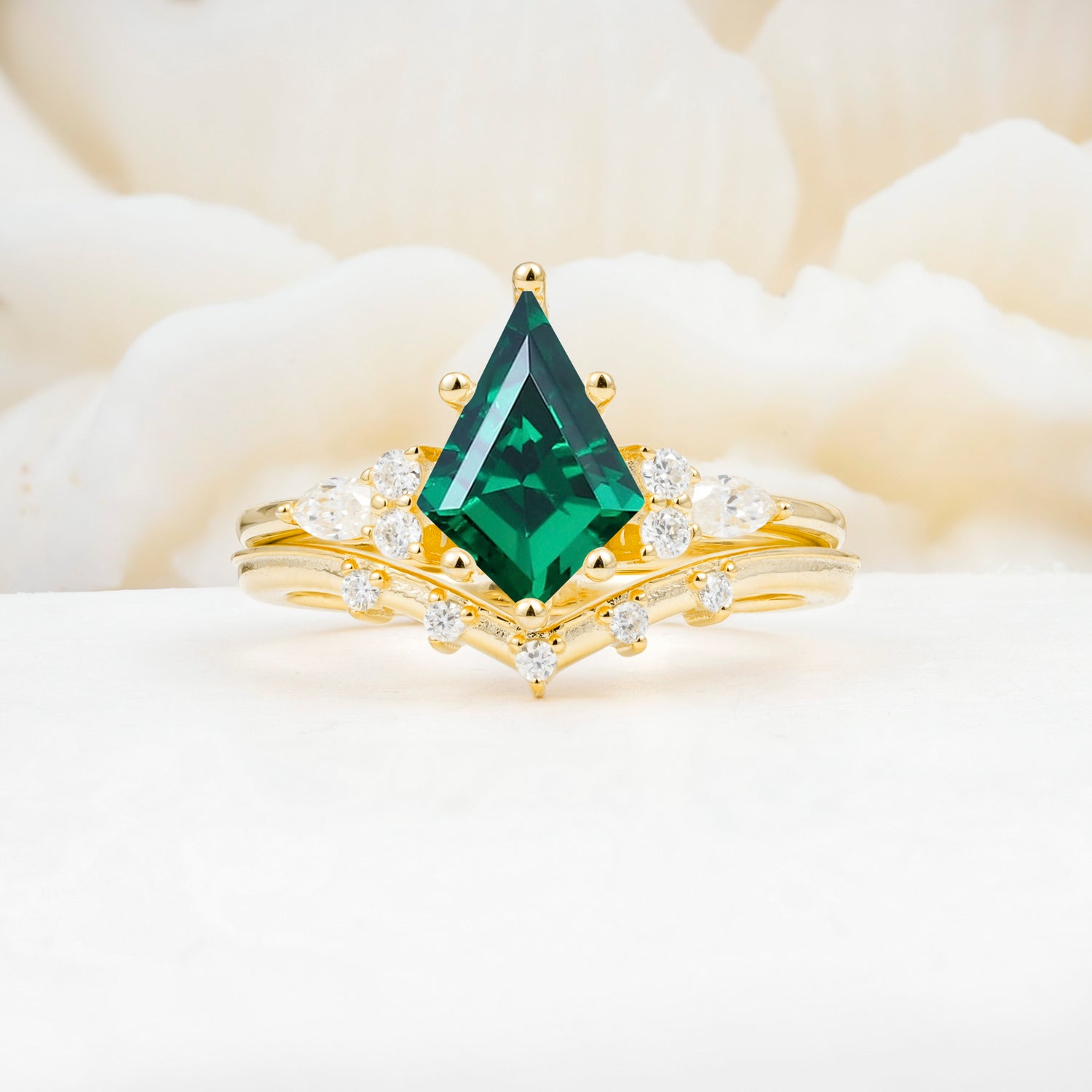 Luxury Kite Cut Emerald Bridal Ring Set
