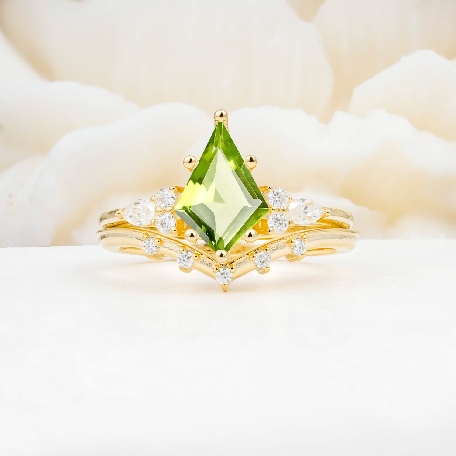 Luxury Kite Cut Peridot Bridal Ring Set