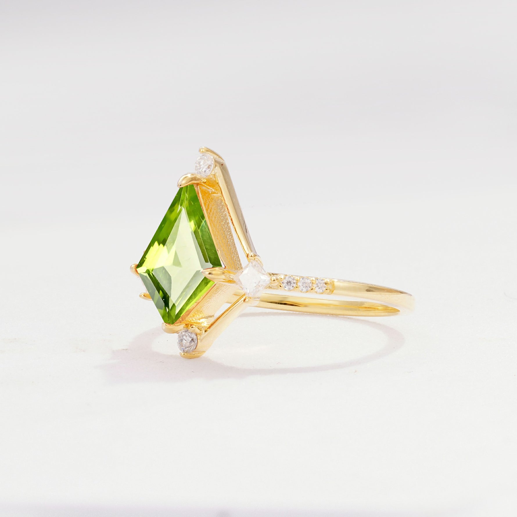 ML07060 Peridot Ring - White-Gold
