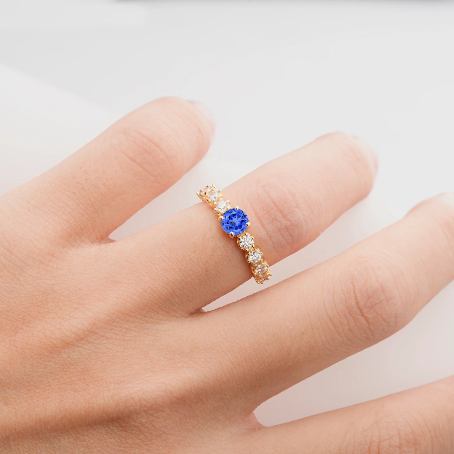 Classic Round-Shaped Sapphire Ring for Proposal and Anniversary Gifts