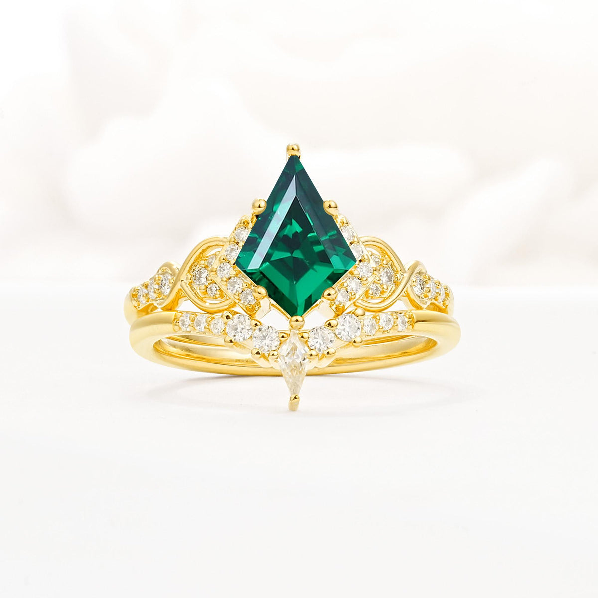 Vintage Kite Cut Emerald Engagement Ring Set with Chevron Band - Yellow-Gold