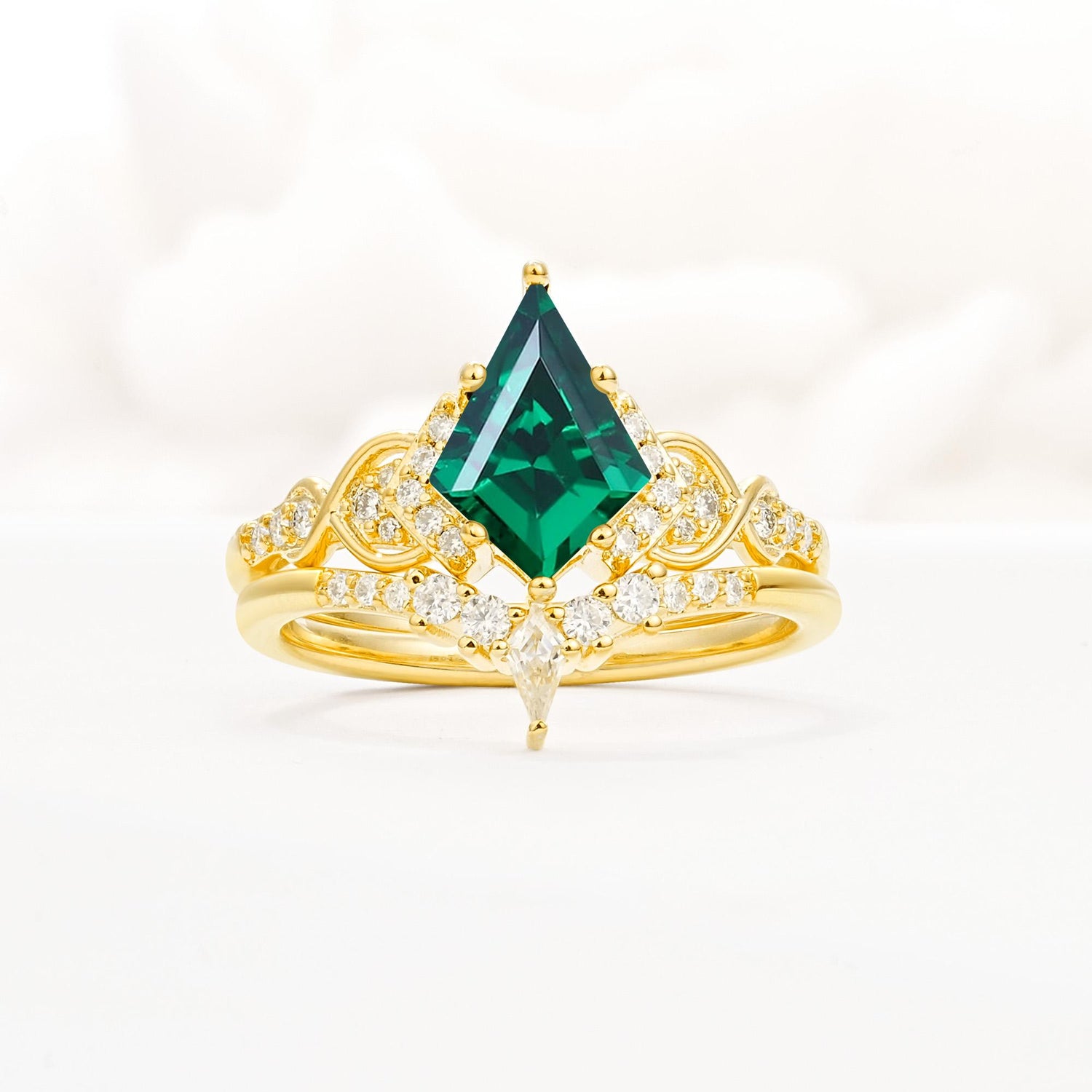 Vintage Kite Cut Emerald Engagement Ring Set with Chevron Band - Yellow-Gold