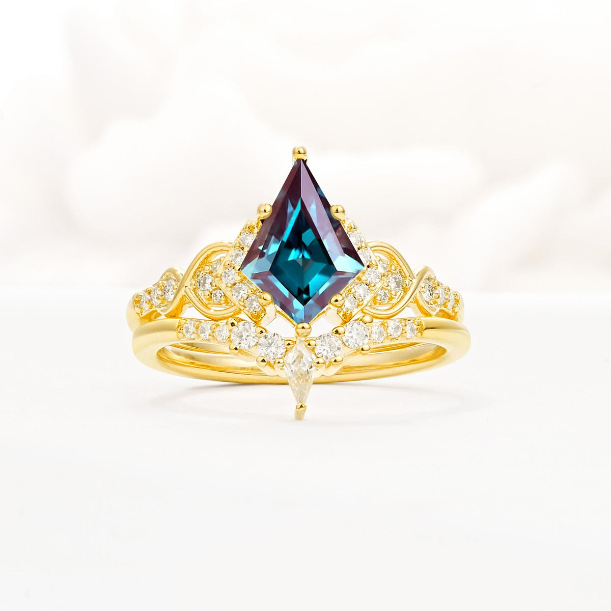 Vintage Kite Cut Alexandrite Engagement Ring Set with Chevron Band - Yellow-Gold