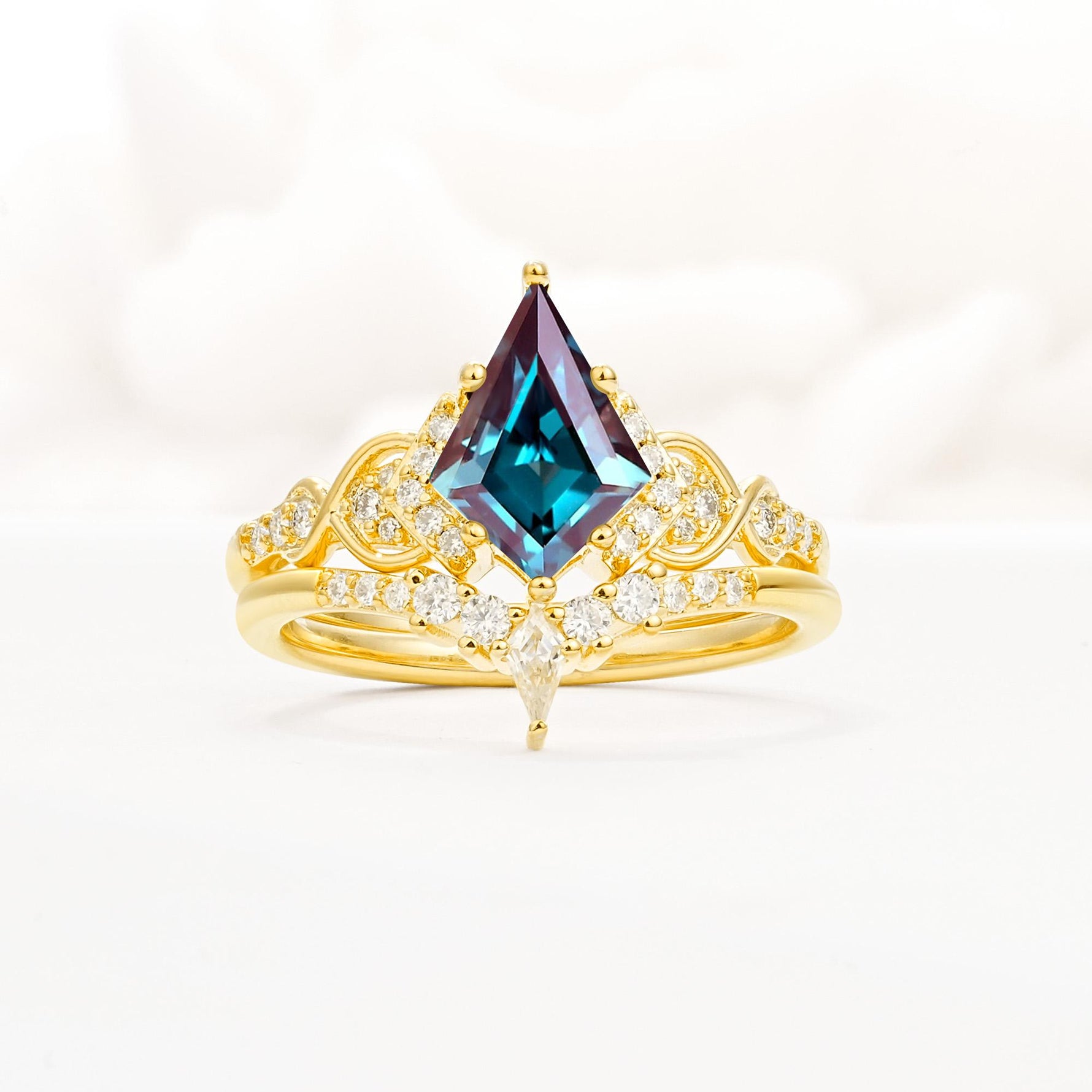 Vintage Kite Cut Alexandrite Engagement Ring Set with Chevron Band - Yellow-Gold