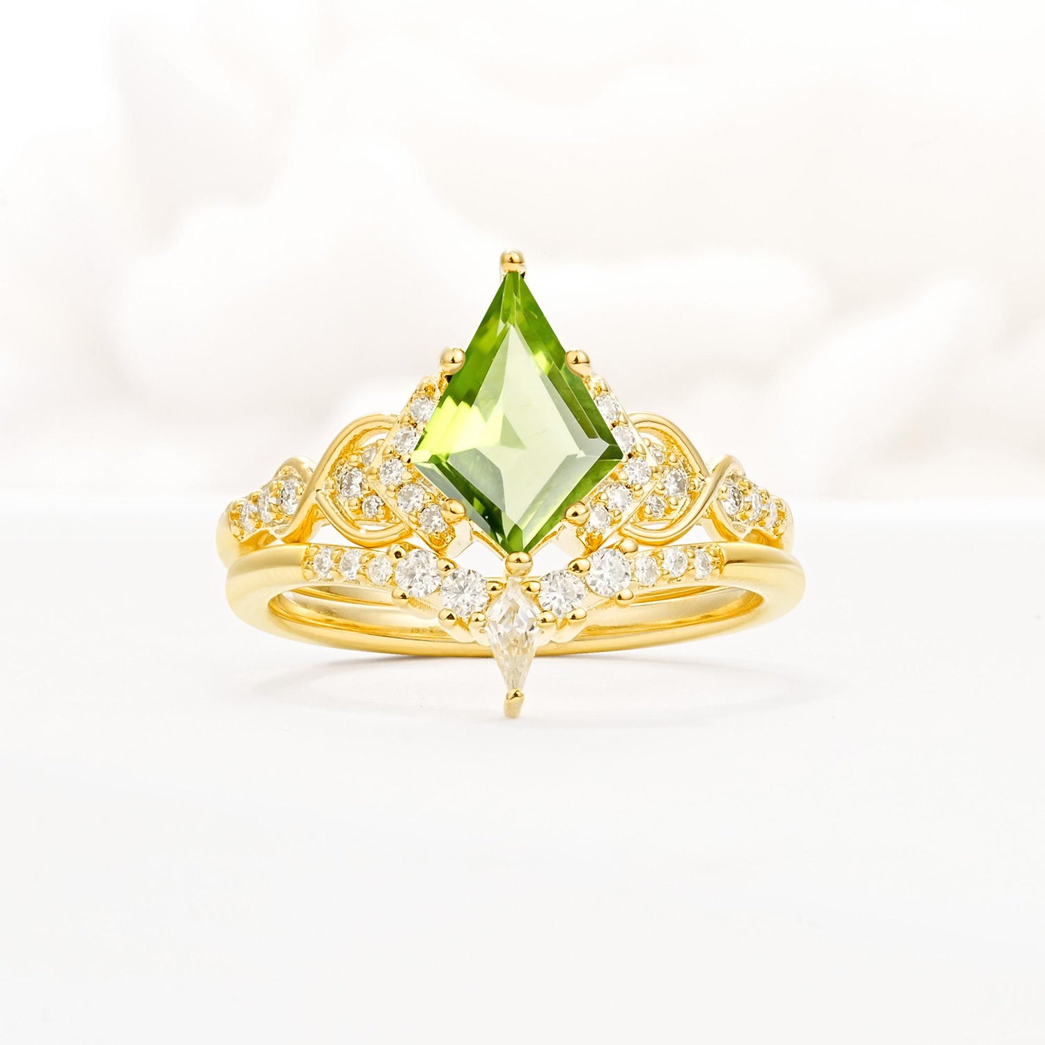 Vintage Kite Cut Peridot Engagement Ring Set with Chevron Band - Yellow-Gold