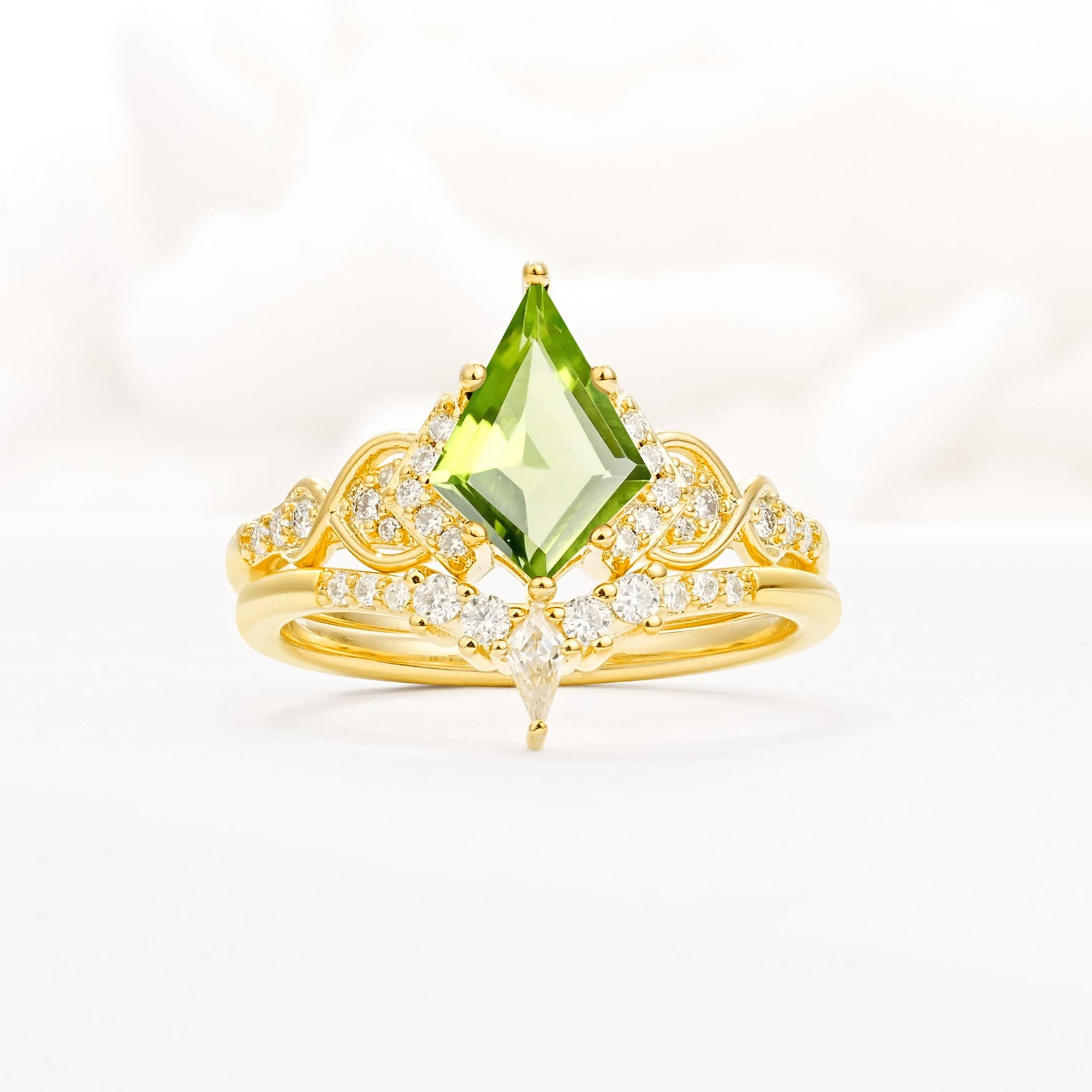 Vintage Kite Cut Peridot Engagement Ring Set with Chevron Band - Yellow-Gold