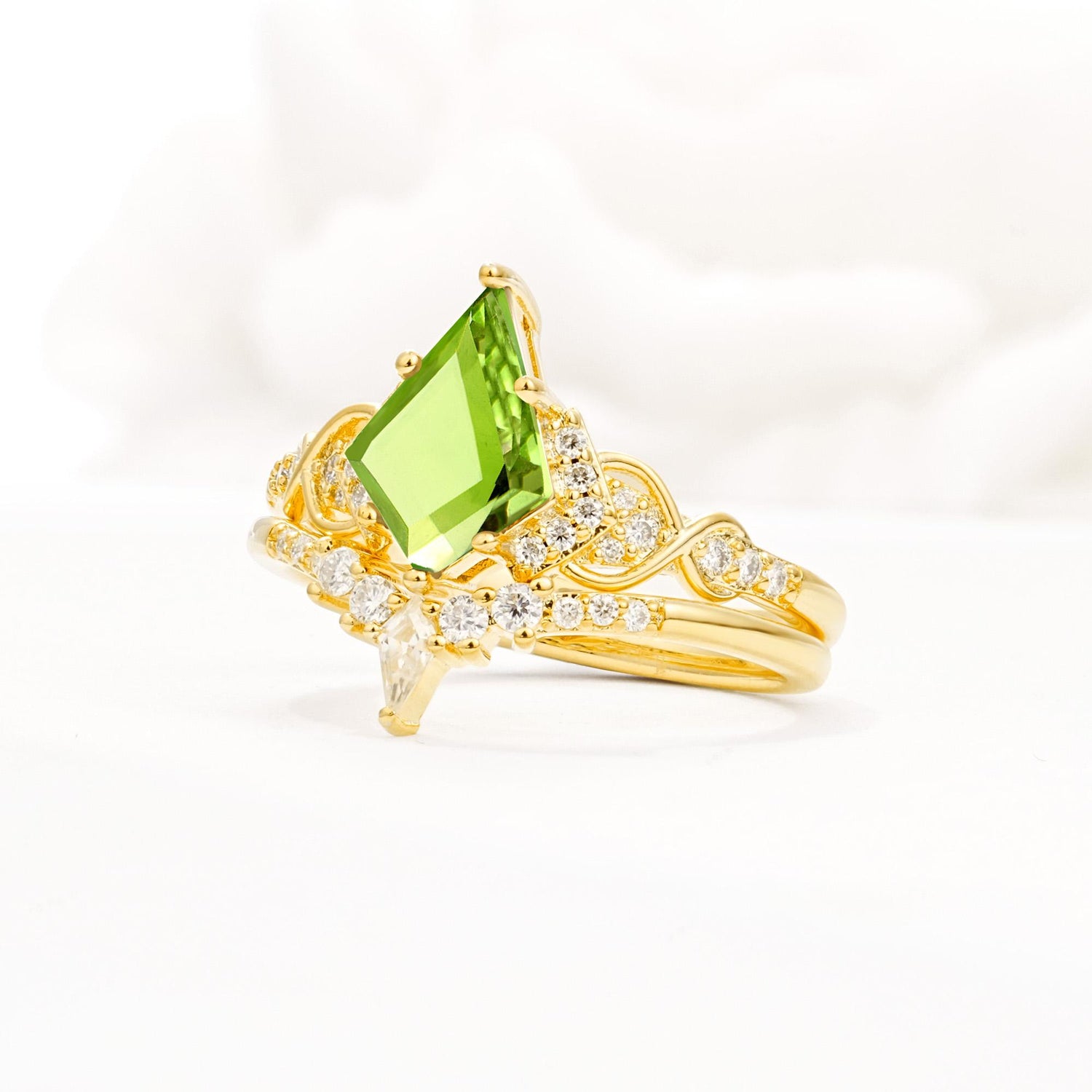 Vintage Kite Cut Peridot Engagement Ring Set with Chevron Band - Rose-Gold