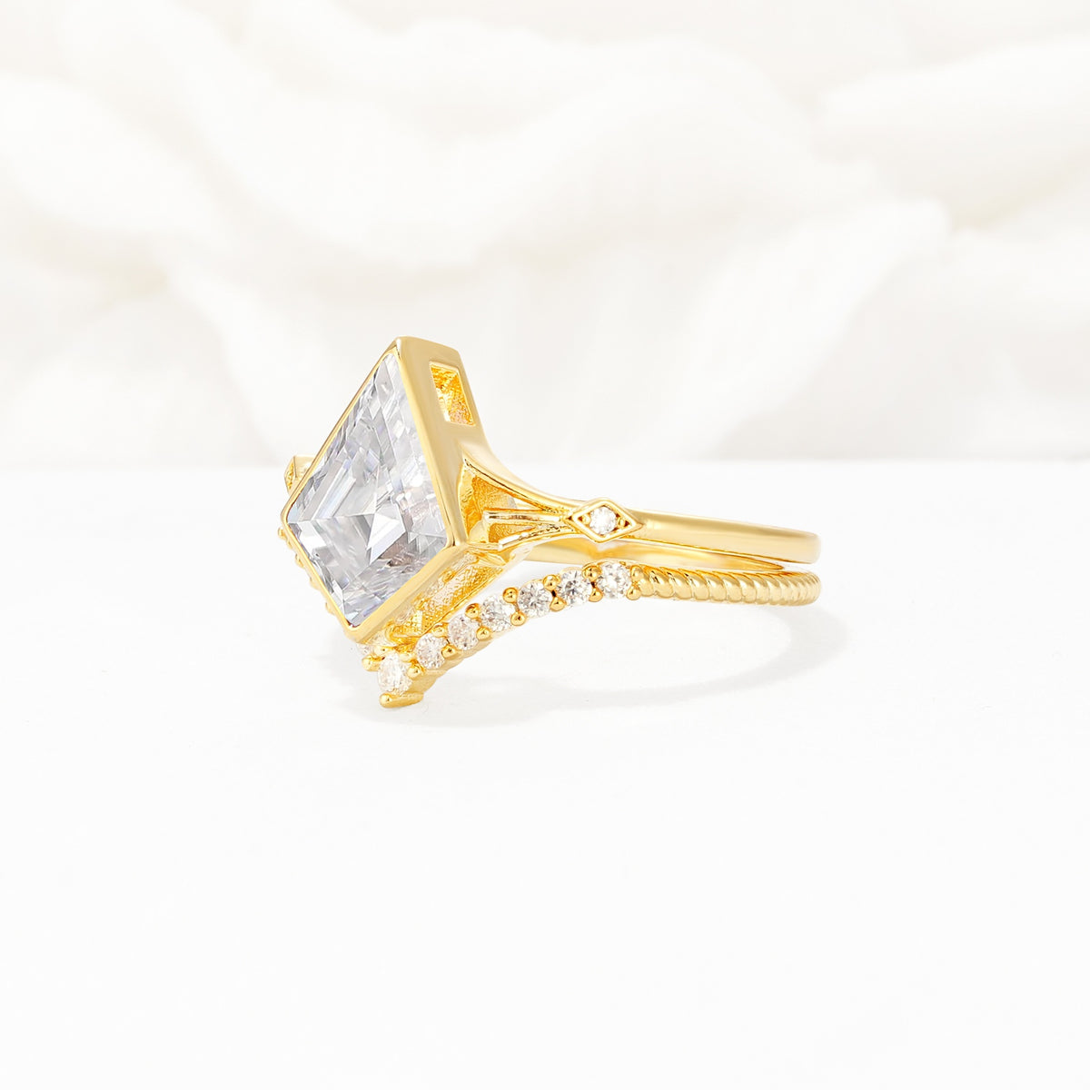 Kite Cut Moissanite Chevron Bridal Ring Set - Rose-Gold