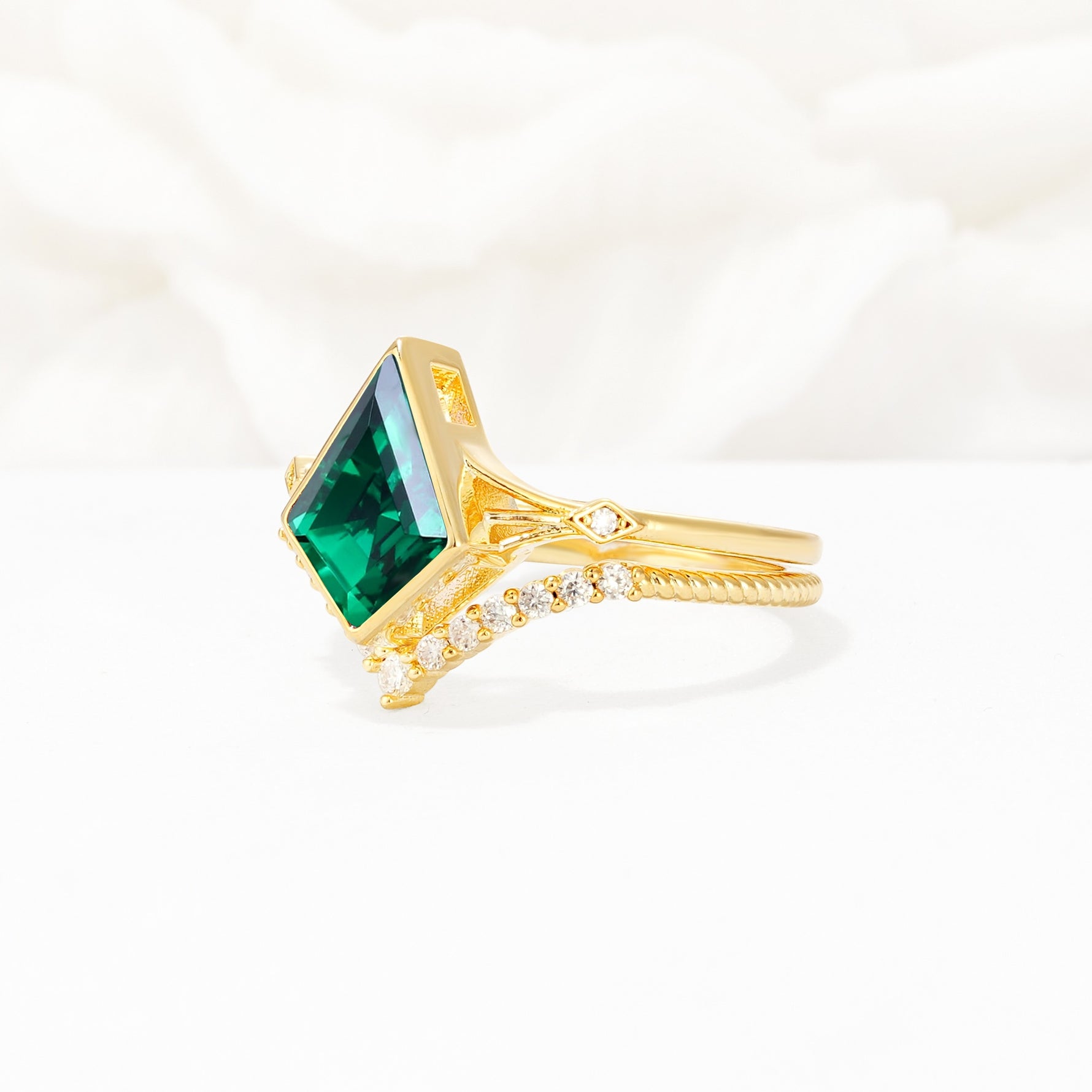 Kite Cut Emerald Chevron Bridal Ring Set - Rose-Gold