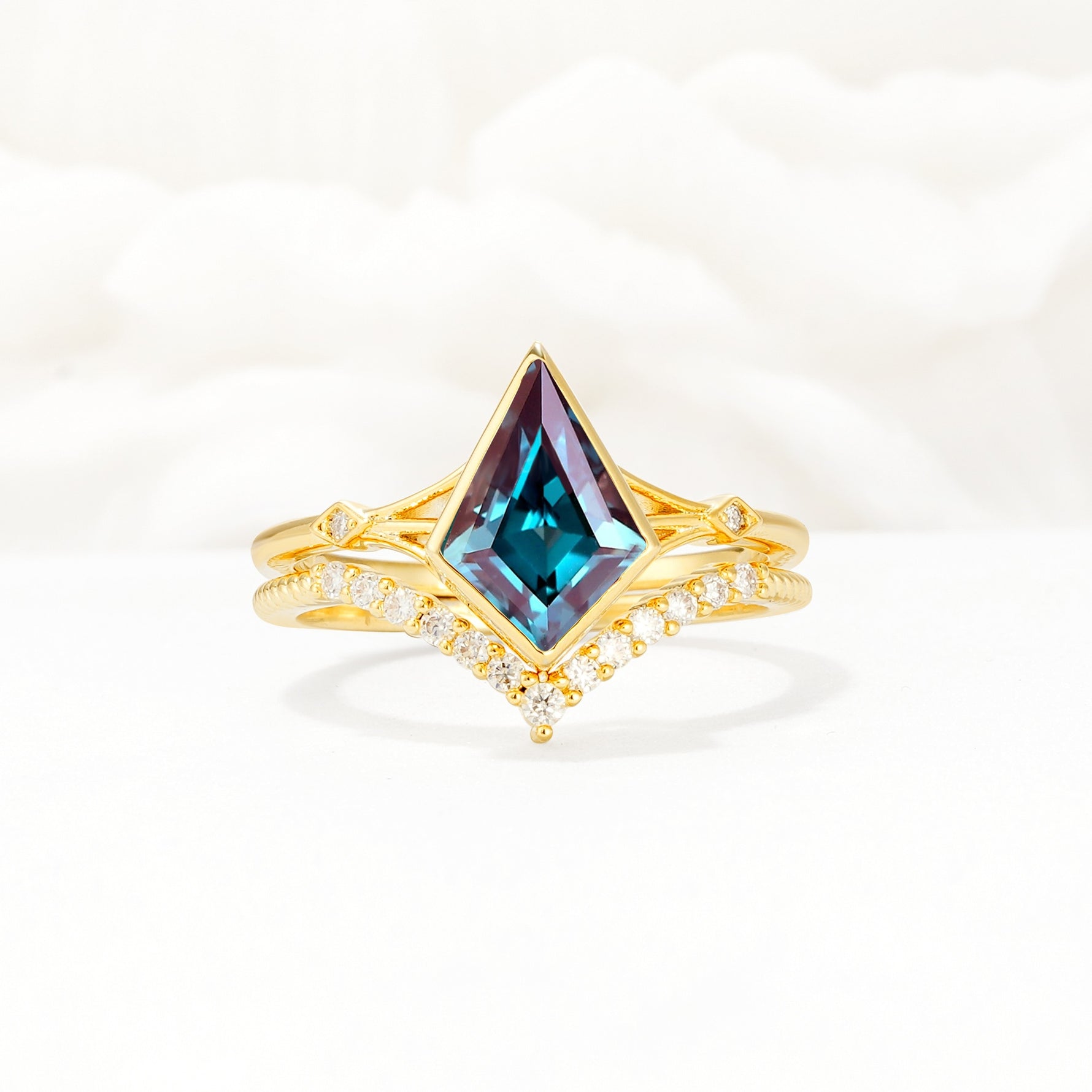 Kite Cut Alexandrite Chevron Bridal Ring Set - Yellow-Gold