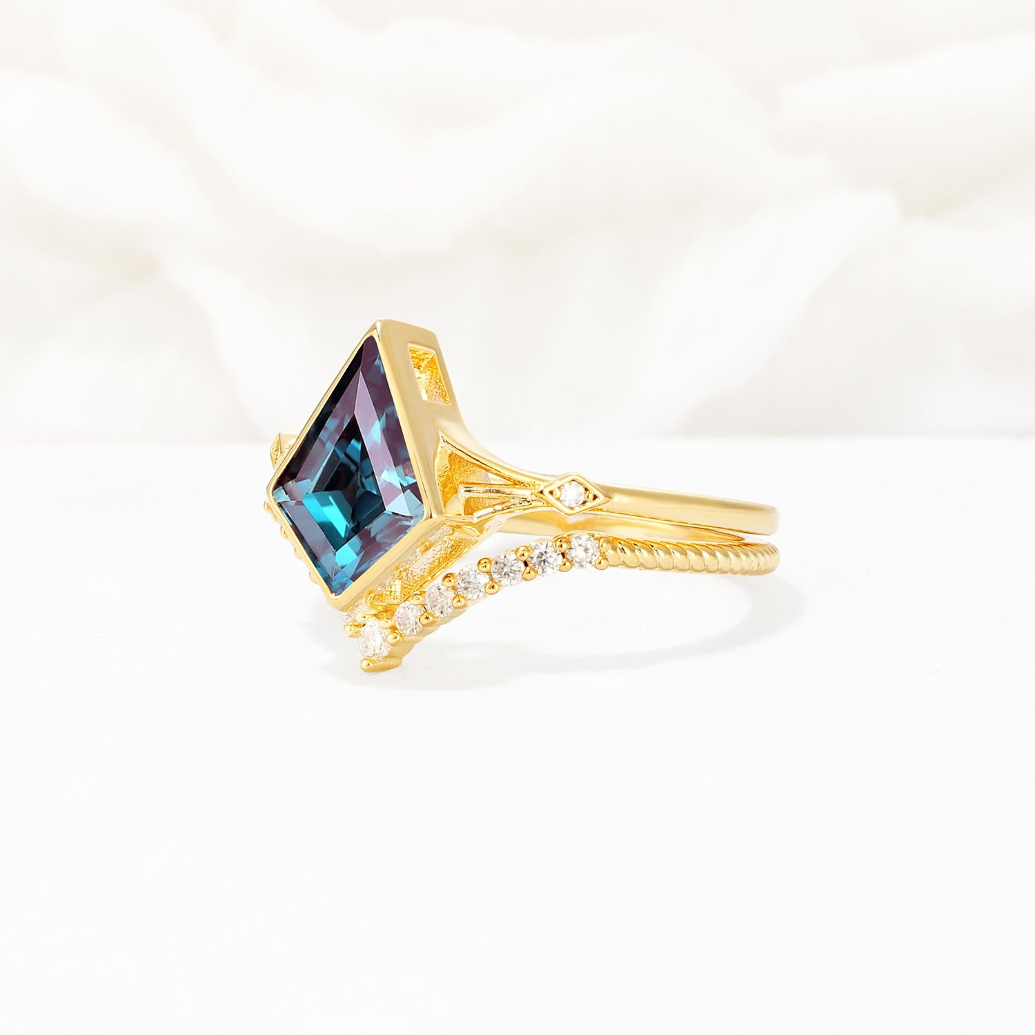 Kite Cut Alexandrite Chevron Bridal Ring Set - Rose-Gold