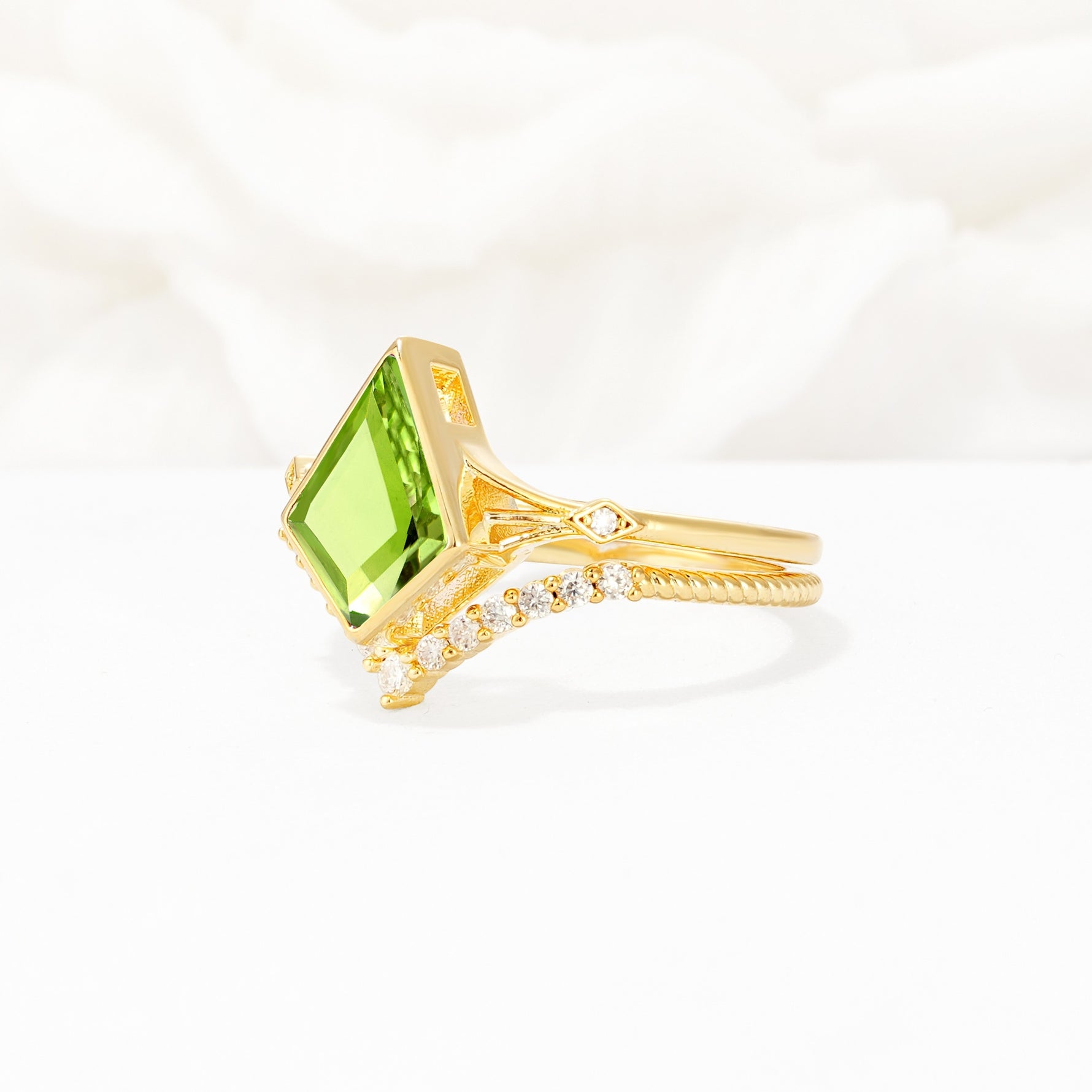 Kite Cut Peridot Chevron Bridal Ring Set - Rose-Gold