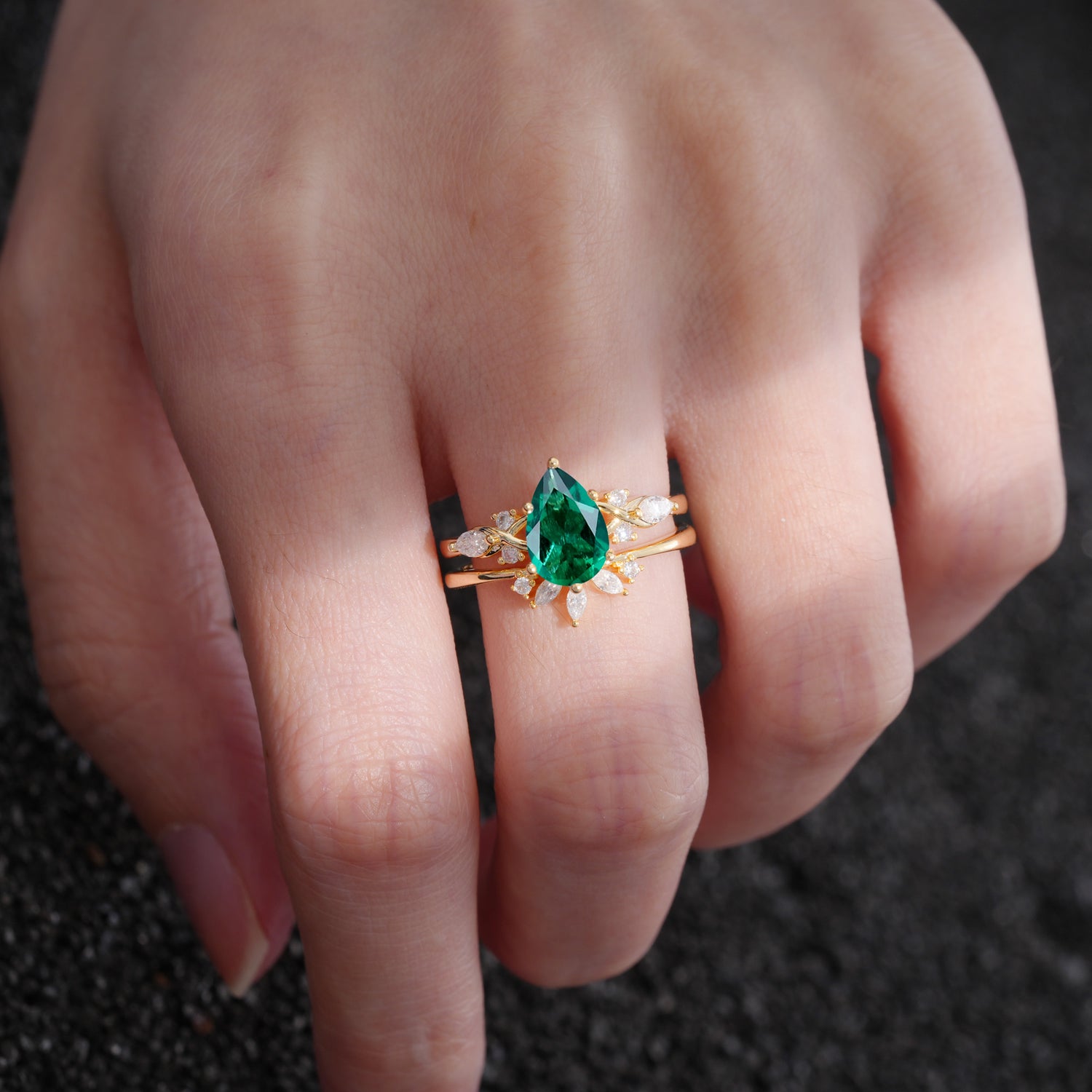 Elegant Pear Cut Emerald Bridal Ring Set for Wedding
