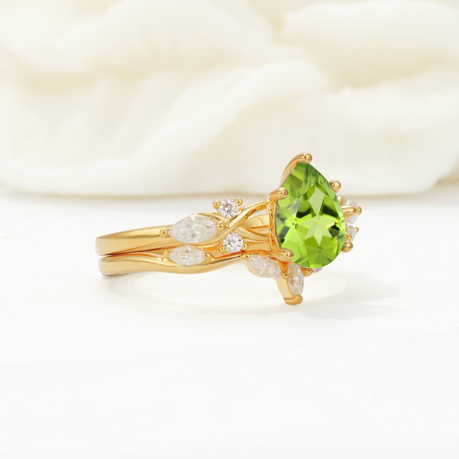 Nature-Inspired Luxury Pear-Cut Peridot Bridal Ring Set