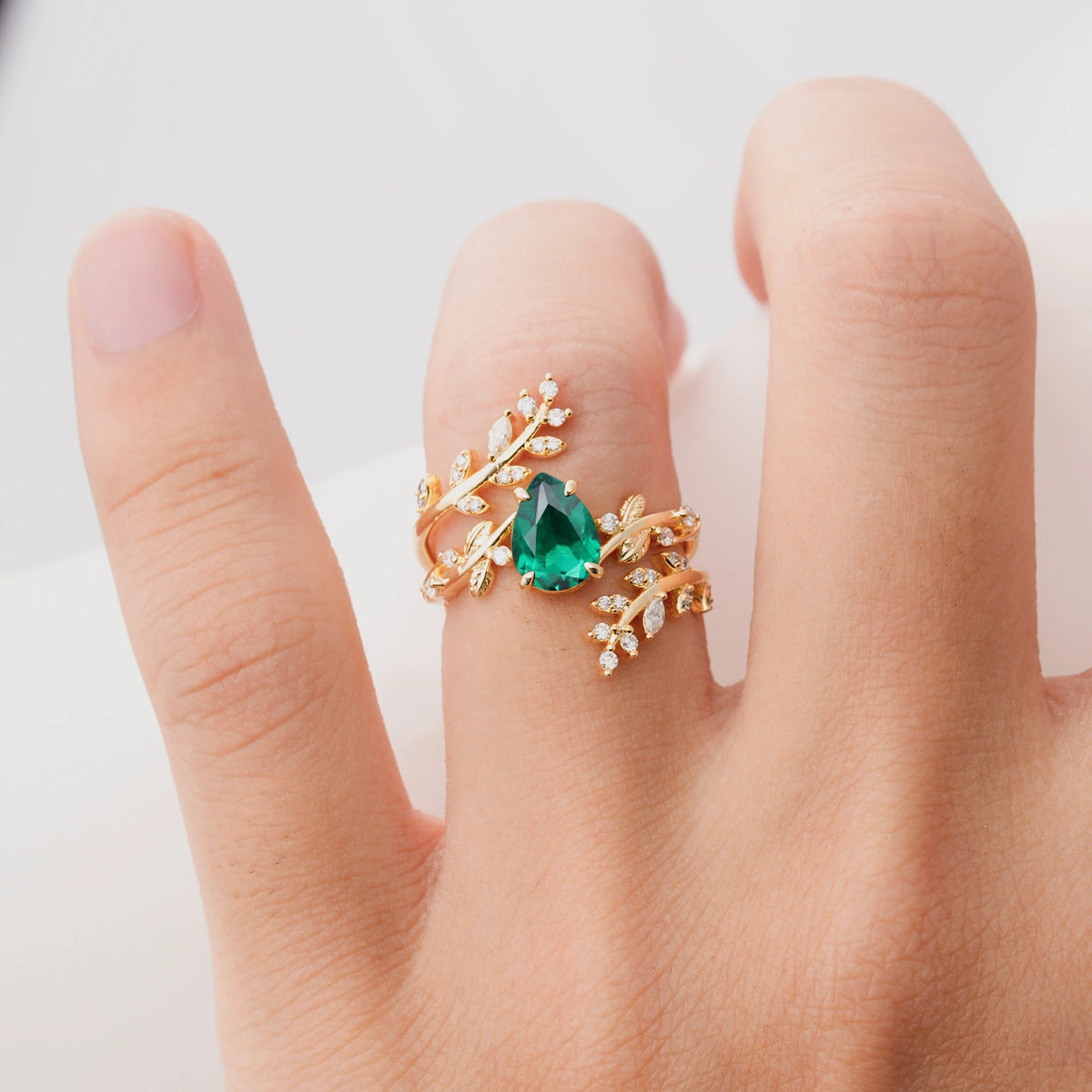 Nature Inspired  Pear Cut Emerald Bridal Ring Set for Women