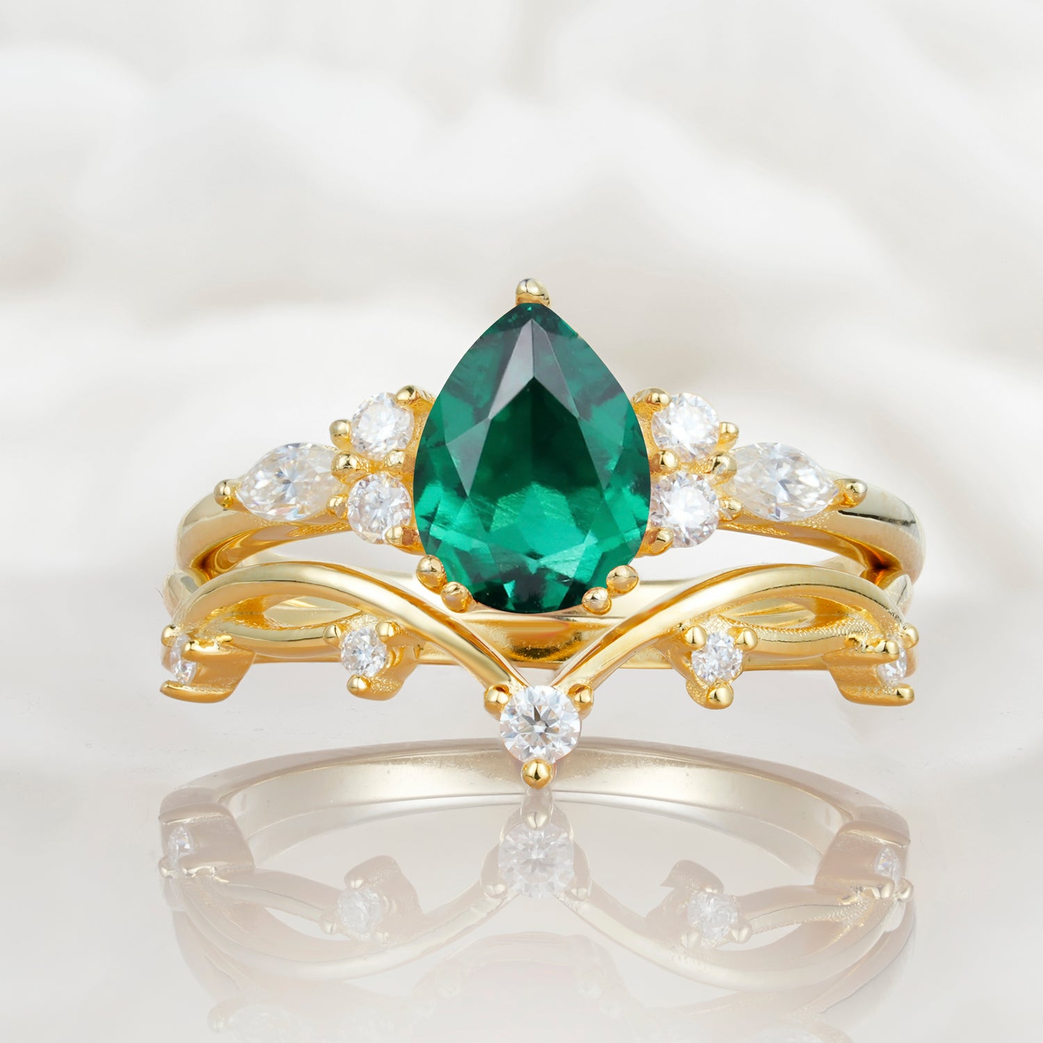 Classic Pear Cut Emerald Engagement Ring Set for Women