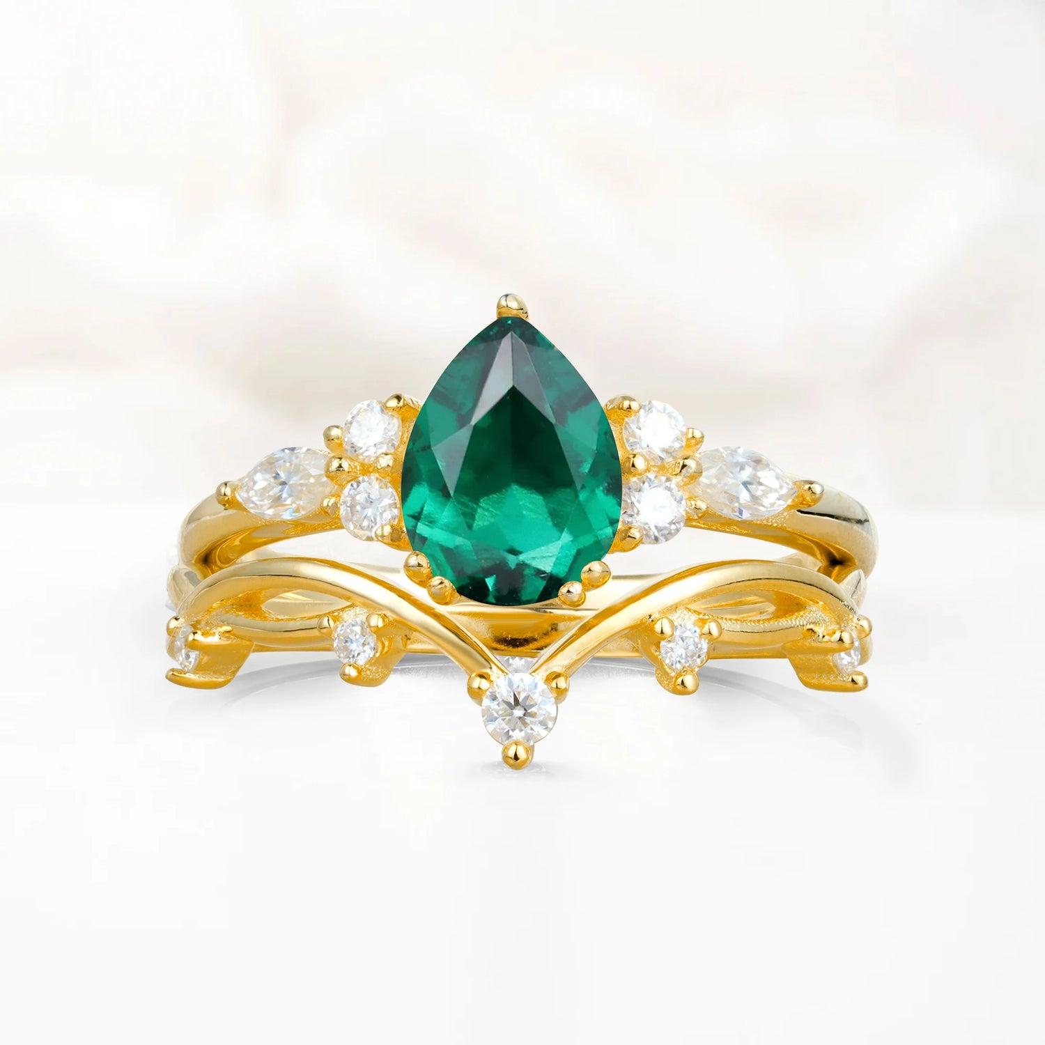 Classic Pear Cut Emerald Engagement Ring Set for Women