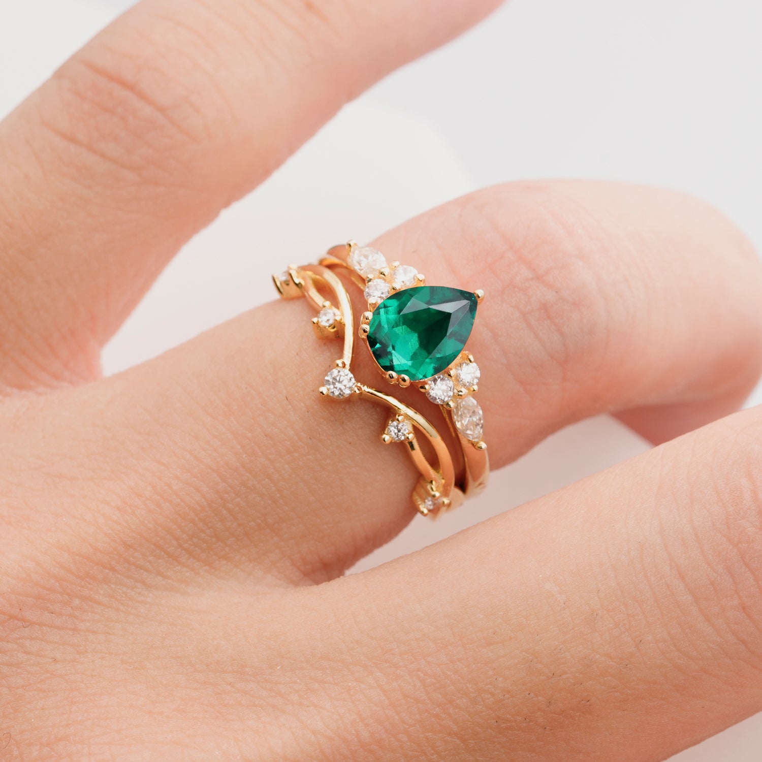 Classic Pear Cut Emerald Engagement Ring Set for Women