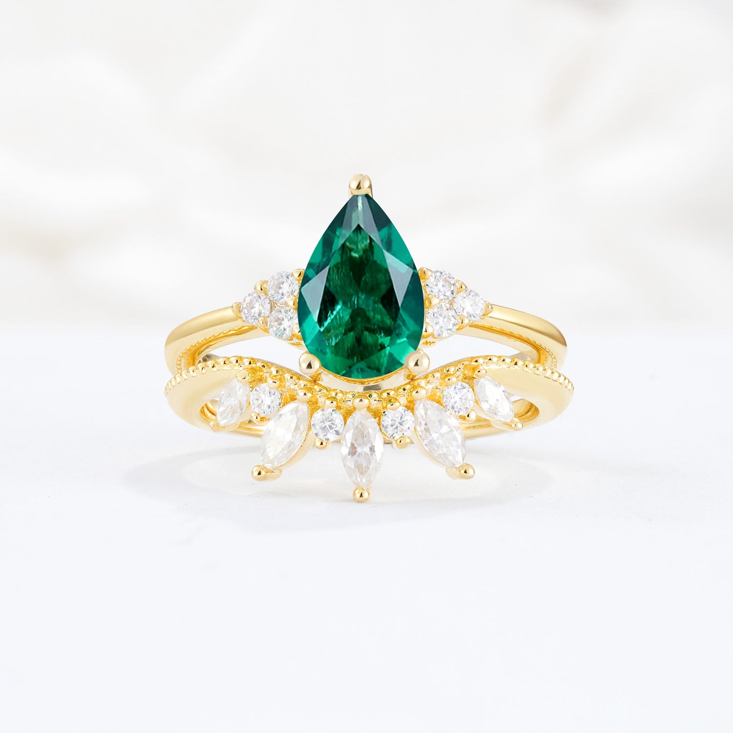 Classic Luxury Pear Cut Emerald Bridal Ring Set