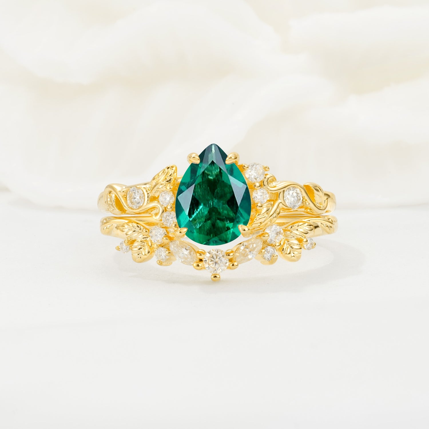Vintage Pear Cut Emerald Bridal Ring Set - Yellow-Gold