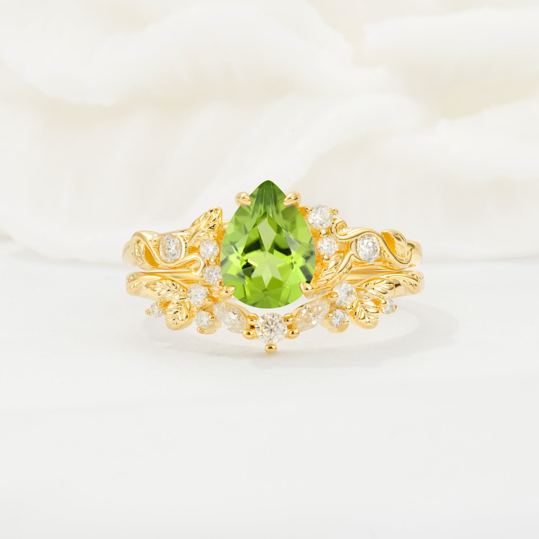 Vintage Pear Cut Peridot Bridal Ring Set - Yellow-Gold