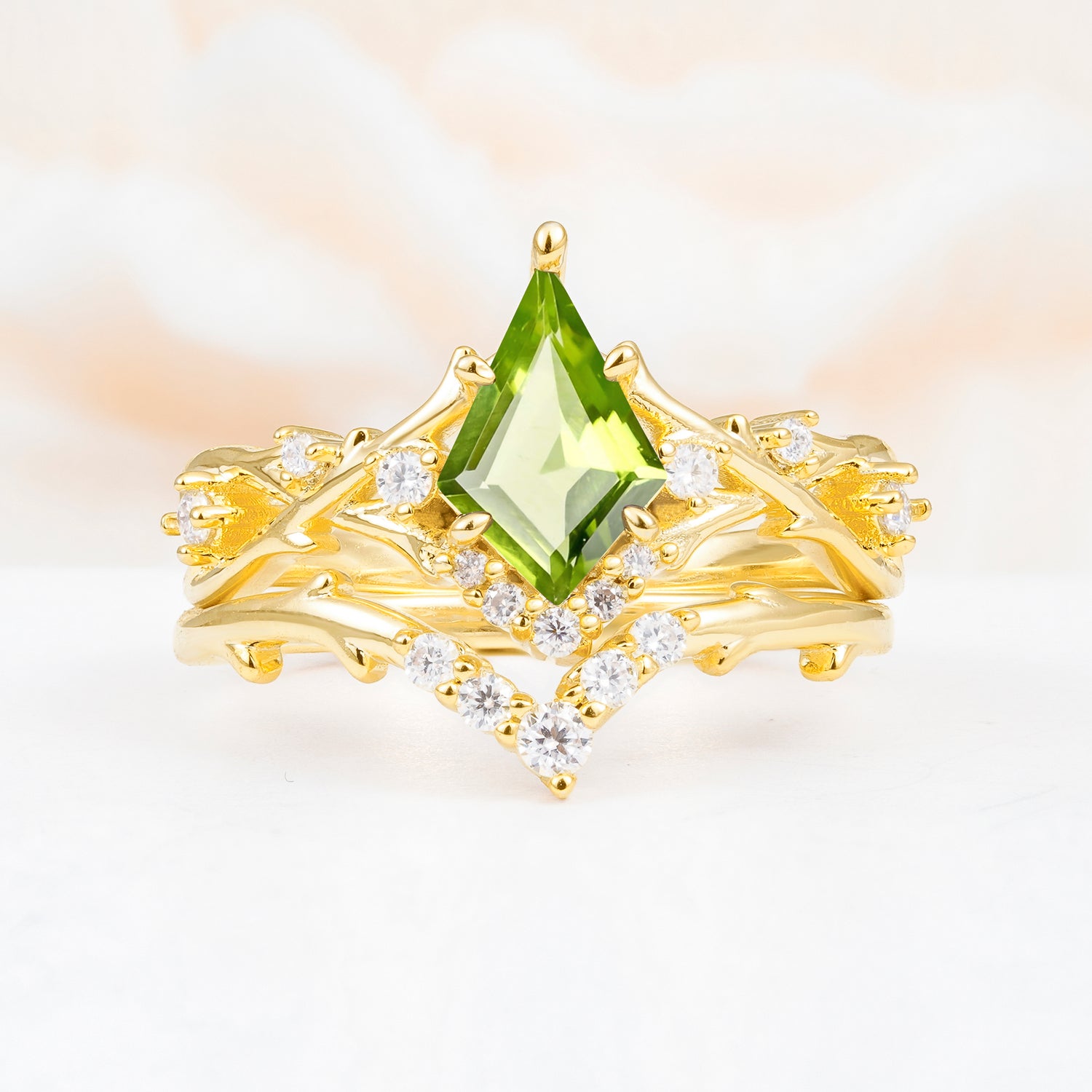 SR17607 Peridot Ring - Yellow-Gold