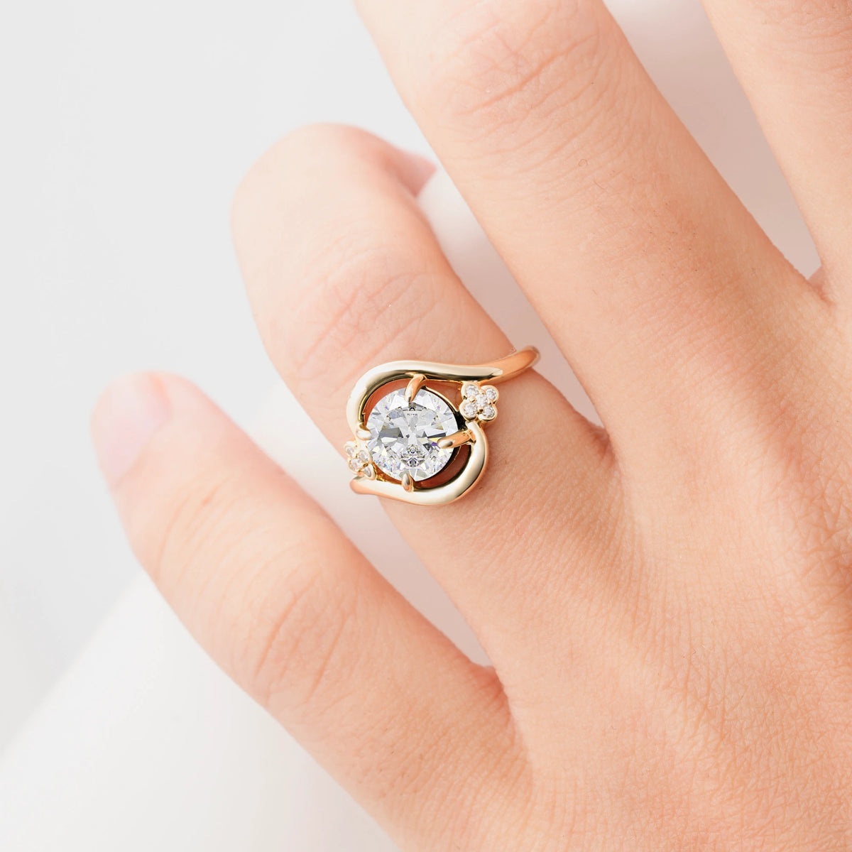 Luxurious And Creative Round Cut Moissanite Engagement Ring