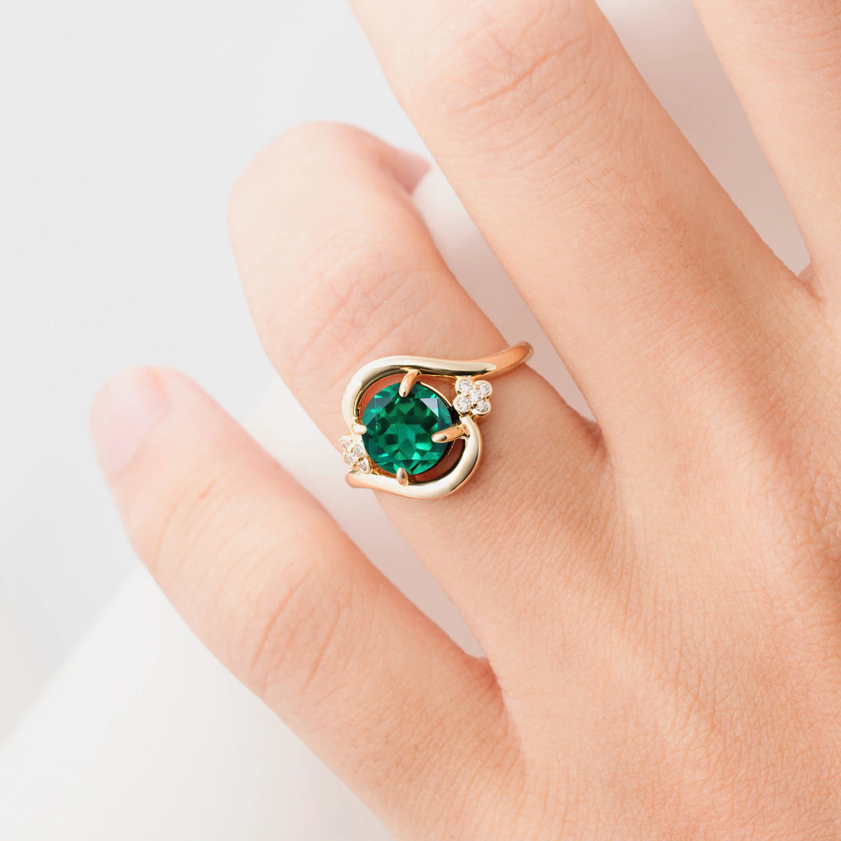 Luxurious And Creative Round Cut Emerald Engagement Ring