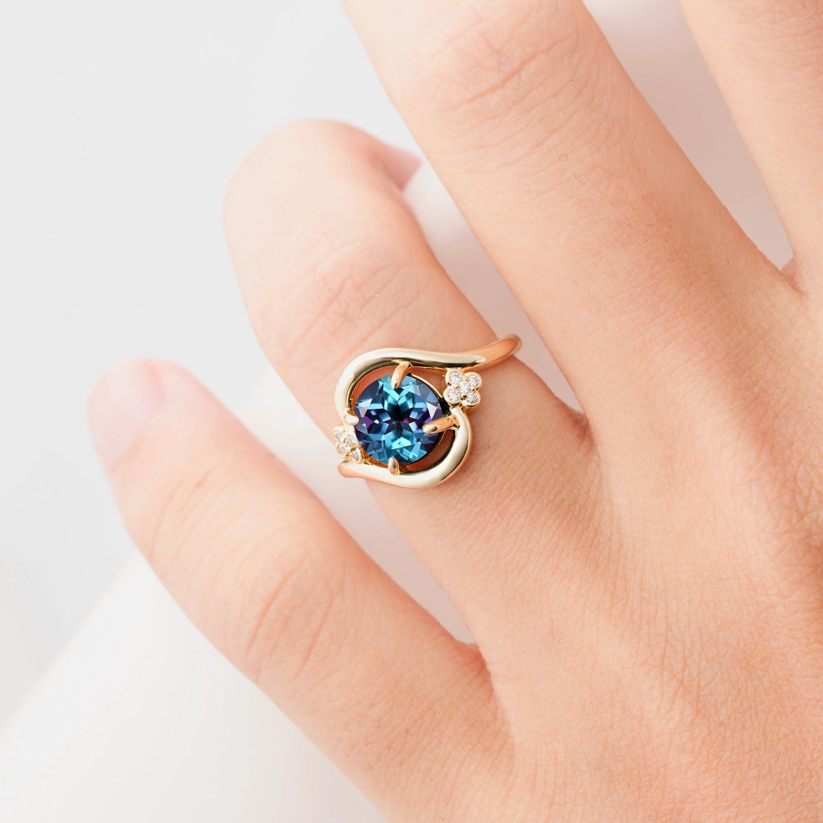 Luxurious And Creative Round Cut Alexandrite Engagement Ring